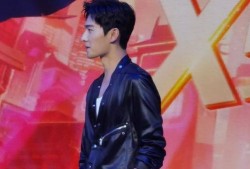 杨洋直播照片爆料最新,帅气造型引粉丝尖叫，细节揭秘令人惊喜